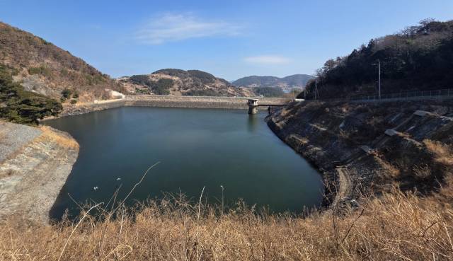 통영시 욕지면에 용수를 공급하는 식수댐. 최근 계속된 가뭄에 저수율이 30% 수준까지 떨어지면서 식수난 우려가 커지고 있다. 통영시 제공