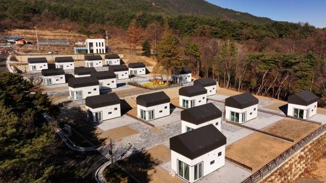 가야산 국립공원 자락인 성주군 수륜면 백운리 옛 백운분교 자리에 들어선 '체류형 작은정원'. 농촌지역을 새롭게 변화시키는 '도시인 정착'의 실험장으로 기대되고 있다. 성주군 제공