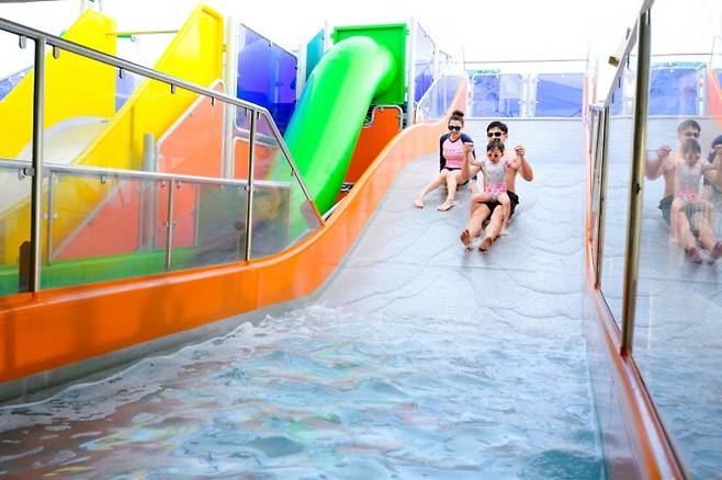 겐팅 크루즈의 슬라이드를 즐기는 탑승객들 (사진=클룩)