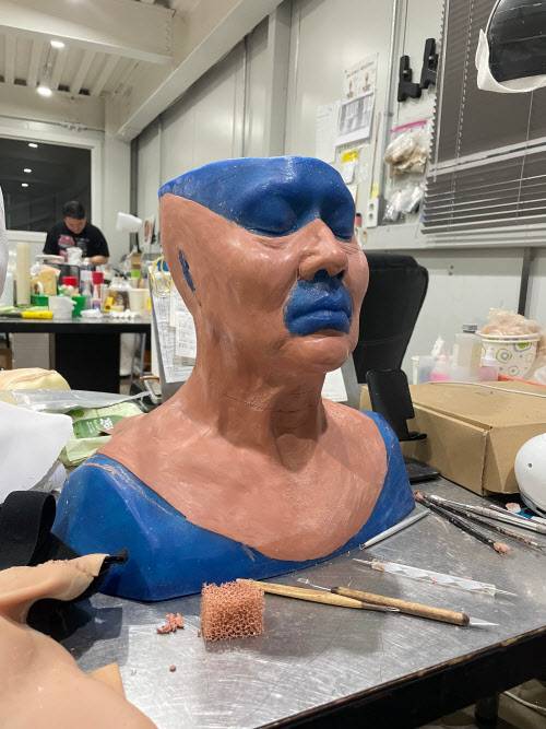 뮤지컬 ‘미세스 다웃파이어’의 마스크를 만드는 모습(사진=CELL).