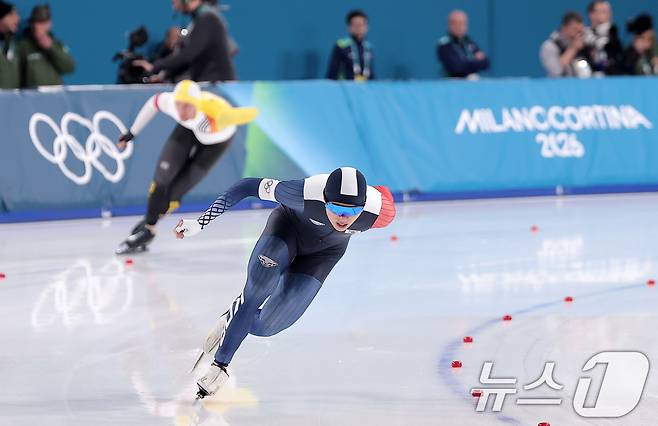 스피드스케이팅 정재원이 19일(현지시간) 이탈리아 밀라노 스피드스케이팅 스타디움에서 열린 스피드 스케이팅 남자 1500m에서 질주하고 있다. 2026.2.20 ⓒ 뉴스1 김성진 기자