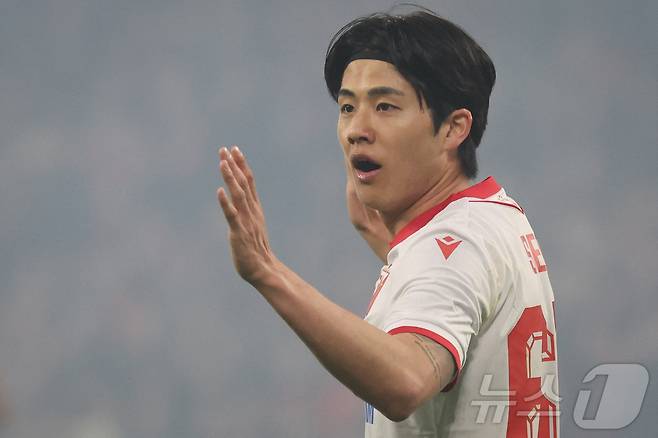 츠르베나 즈베즈다의 설영우는 20일(한국시간) 열린 릴과 2025-26 UEFA 유로파리그 16강 플레이오프 1차전에서 풀타임을 소화하며 팀의 1-0 승리에 힘을 보탰다. ⓒ AFP=뉴스1