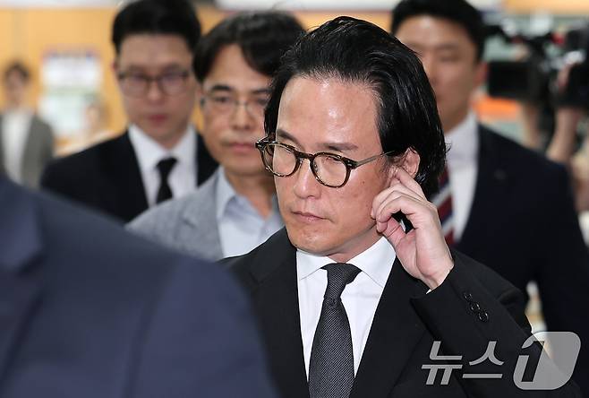 조현범 한국앤컴퍼니그룹 회장이 지난해 5월 서울 서초구 서초동 서울중앙지방법원에서 열린 특정경제범죄 가중처벌 등에 관한 법률 위반(횡령) 등 1심 선고에 출석하는 모습(자료사진). 2025.5.29 ⓒ 뉴스1 김성진 기자