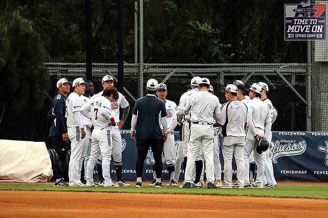 두산 선수단이 호주 시드니 블랙타운 야구장에서 진행한 스프링캠프서 미팅하고 있다. 사진 | 두산 베어스