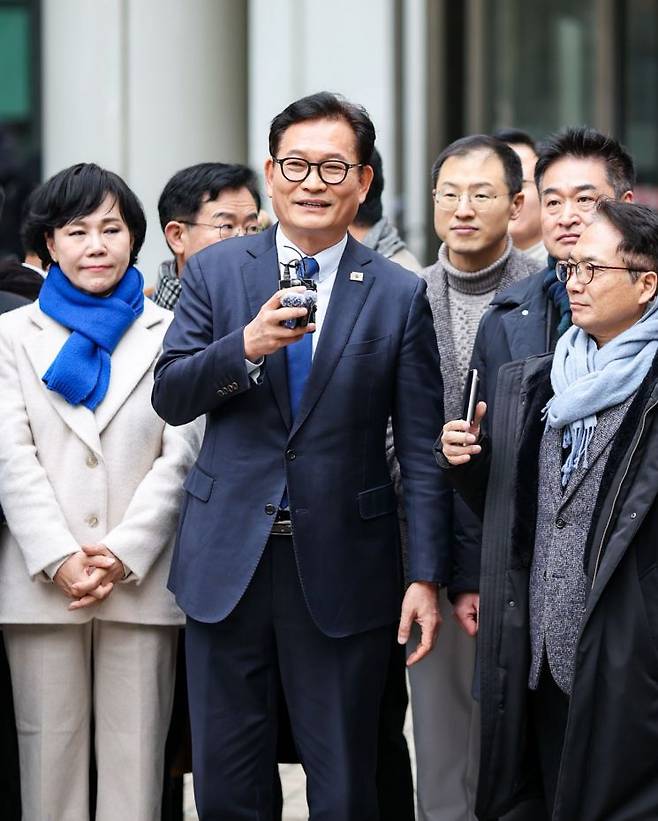 더불어민주당 전당대회 '돈봉투 살포' 의혹과 불법 정치자금 수수 혐의로 재판에 넘겨진 소나무당 송영길 대표가 지난 13일 서초구 서울고등법원에서 열린 2심 선고 공판에서 무죄를 선고 받은 뒤 더불어민주당 의원들과 법원 청사 앞에 서서 입장을 밝히고 있다. 소나무당 제공 연합뉴스