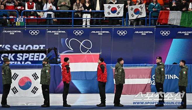 15일(한국시간) 이탈리아 밀라노 아이스스케이팅 아레나에서 열린 쇼트트랙 남자 1500m 결승전에서 황대헌이 은메달을 따낸 뒤 열린 시상식에서 태극기가 게양되고 있다. 이 태극기의 태극문양도 시계반대방향으로 기운채 제작된 것으로 드러났다./송정헌 스포츠조선 기자
