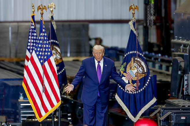 도널드 트럼프 미국 대통령이 19일 미국 조지아주 로마의 쿠사 스틸 코퍼레이션에서 열린 경제 행사에 참여해 인사하고 있다. /연합뉴스