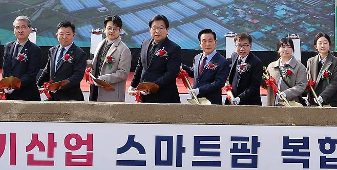 충남도는 13일 논산시 부적면 마구평리 일원에서 딸기 산업 스마트팜 복합단지 착공식을 개최했다. 충남도 제공