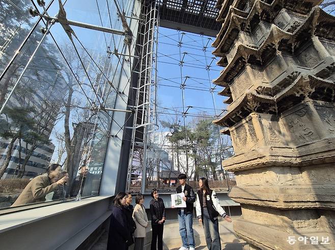20일 서울 종로구 탑골공원 내 원각사지십층석탑 내부가 1999년 유리보호각 설치 이후 27년 만에 처음으로 개방됐다. 일반인 관람은 3월 4일부터 15일까지며, 성균관대 역사 동아리 학생들이 전시물 해설사로 참여해 설명할 예정이다. 김재명 기자 base@donga.com