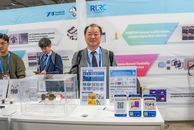 김종수 영남대 물리학과 교수가 지난달 미국 라스베이거스에서 열린 '소비자가전전시회(CES) 2026' 전시 부스에서 자체 개발한 양자 핵심 소재 기술을 소개하고 있다. 김종수 교수 제공