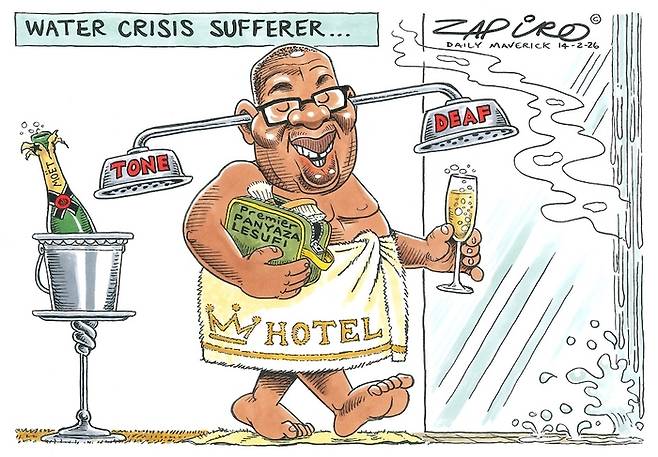 “물이 나오지 않아 호텔을 가기도 했다”고 발언해 논란이 된 남아프리카공화국 요하네스버그 주지사를 풍자한 시사 만화. 사진=엑스(@zapiro) 캡처