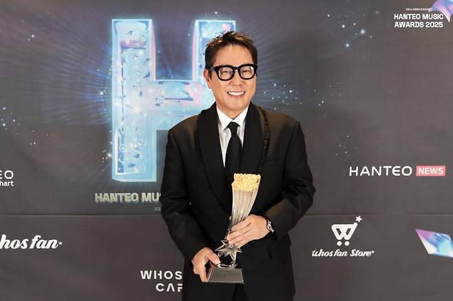 데뷔 36년 된 윤종신이 '30주년-레전드 오브 디 에이지' 상을 받았다.