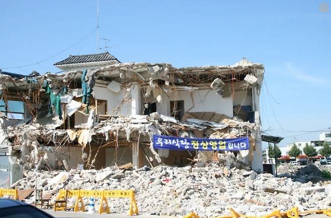 폐허가 된 식당에 나붙은 ‘정상영업’ 알림 펼침막은 몇 년 전부터 온라인상에 떠도는 유머 중 하나다. 은둔고립청년 ‘오이’는 자신의 처지가 이와 같다고 말했다. 출처 미상