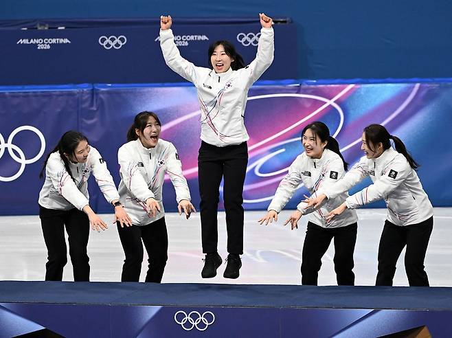 여자 쇼트트랙 3000m 계주 시상식에서 포디움에 펄쩍 뛰어오른 대표팀의 맏언니 이소연(가운데). 금메달을 합작한 나머지 네 명의 선수들은 두 손을 들어 예우하는 특별 세리머니를 펼쳤다. 김종호 기자
