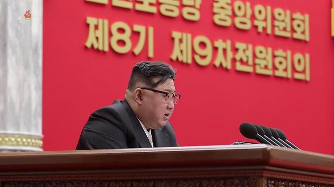 김정은 북한 국무위원장이 2023년 12월 26일 당중앙위원회 본사 청사에서 열린 제8기 제9차 전원회의에 참석해 발언하고 있다. 김정은 위원장은 이 자리에서 “북남관계는 더 이상 동족관계, 동질관계가 아닌 적대적인 두 국가관계, 전쟁 중에 있는 두 교전국 관계로 완전히 고착됐다”고 밝혔다. 조선중앙TV 캡처