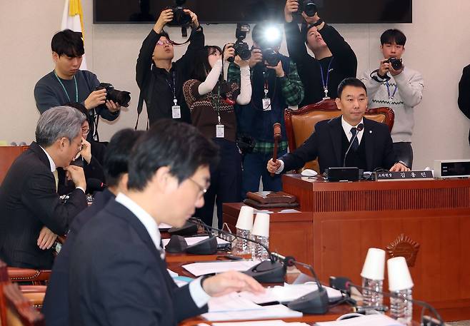 국회 법제사법위원회 김용민 법안심사제1소위위원장이 20일 국회에서 사면법 개정안 심사를 위한 소위 개의를 알리고 있는 모습. 연합뉴스