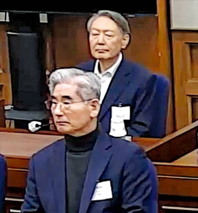 < 눈 감고 선고내용 듣는 윤석열 > 윤석열 전 대통령과 김용현 전 국방부 장관이 19일 서울 서초동 서울중앙지방법원에서 열린 내란 우두머리 혐의 등 사건 1심 선고공판에 출석해 지귀연 부장판사의 선고 내용을 듣고 있다. /서울중앙지법 제공 영상 캡처