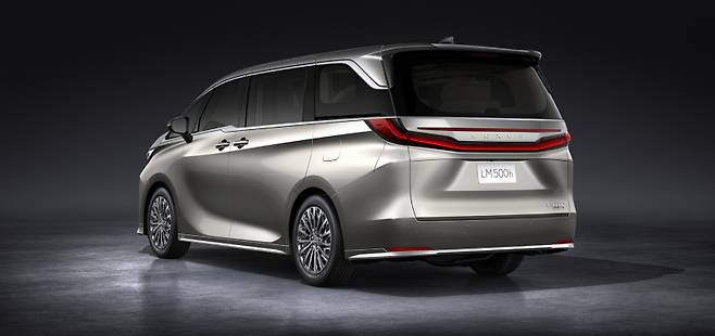 렉서스 LM 500h의 외관. 각진 후면부가 특징이다. 토요타코리아