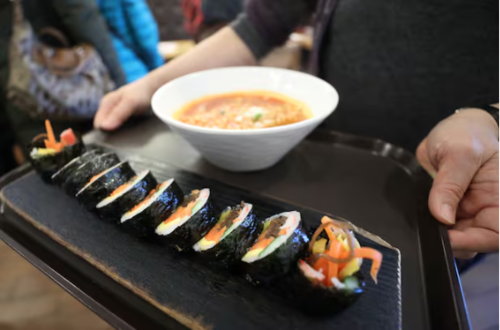 서울시내의 한 분식집에서 종업원이 김밥과 라면을 준비하고 있다. (사진=뉴스1)