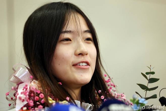 2026 밀라노·코르티나담페초 동계 올림픽 스노보드 여자 하프파이프 금메달을 획득한 최가온이 16일 인천국제공항 제2여객터미널을 통해 귀국해 인터뷰를 하고 있다. 최가온은 한국 설상 종목 1호 금메달리스트가 됐다. 이는 이번 대회에서 수확한 한국 선수단의 첫 금메달이다. /사진=뉴시스