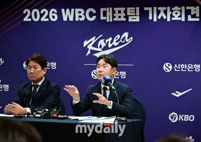 6일 오전 서울 중구 프레스센터에서 진행된 '2026 WBC 대표팀 기자회견'에서 류지현 감독과 조계현 전력강화위원장(왼쪽)이 취재진의 질문에 답하고 있다./마이데일리