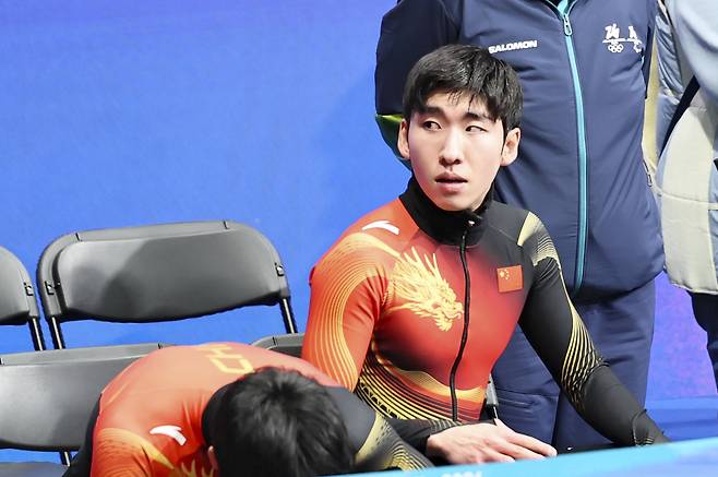 한국 출신 중국 귀화 선수 쇼트트랙 린샤오쥔(한국명 임효준)이 지난 14일(현지 시간) 이탈리아 밀라노 아이스 스케이팅 아레나에서 열린 2026 밀라노·코르티나 담페초 동계올림픽 쇼트트랙 스피드스케이팅 남자 1500m 준준결승에서 탈락하자 아쉬워하고 있다. 뉴시스