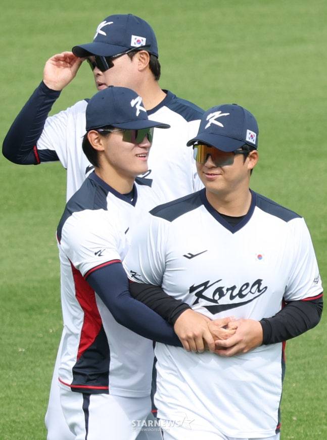WBC대표팀이 19일 일본 오키나와 온나손 아카마 구장에서 삼성 라이온즈와 연습경기를 진행했다. 김도영이 노시환과 반갑게 인사하며 훈련을 하고 있다. /사진=김진경 대기자