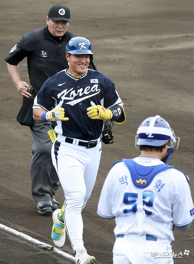 2026 월드베이스볼클래식(WBC)에 출전하는 안현민이 20일 일본 오키나와 온나손의 아카마 구장에서 열린 삼성 라이온즈와의 연습경기에서 1회초 솔로 홈런을 기록했다. 사진 고아라 기자