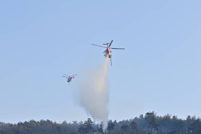 오후 2시 22분경 발생한 예산 대술 산불에도 도는 헬기 11대 등 장비와 인력을 집중 투입해 진화 작업을 진행했다. 충남도 제공