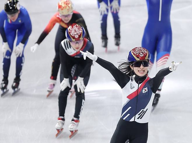 2026 밀라노·코르티나담페초 동계올림픽 쇼트트랙 여자 1500m 결승에서 금메달과 은메달을 확보한 김길리(오른쪽), 최민정 선수 (출처: 뉴스1)