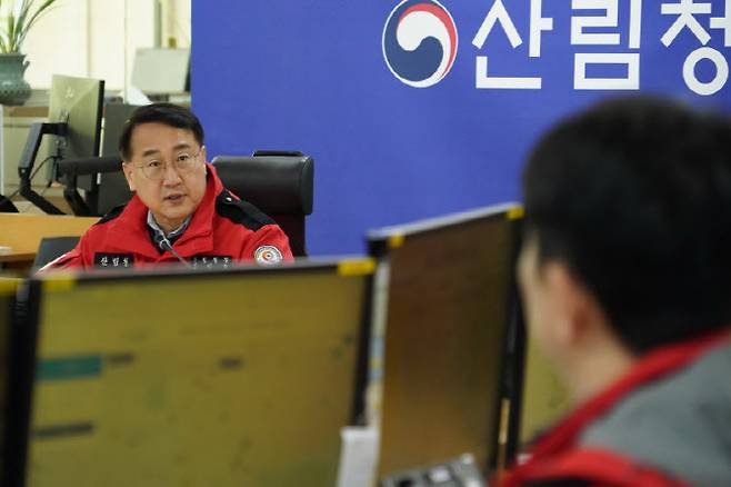 김인호 산림청장이 16일 정부대전청사 중앙산불방지대책본부 상황실에서 설 연휴 기간 산불방지 대책을 점검하고 있다. (사진=산림청 제공)