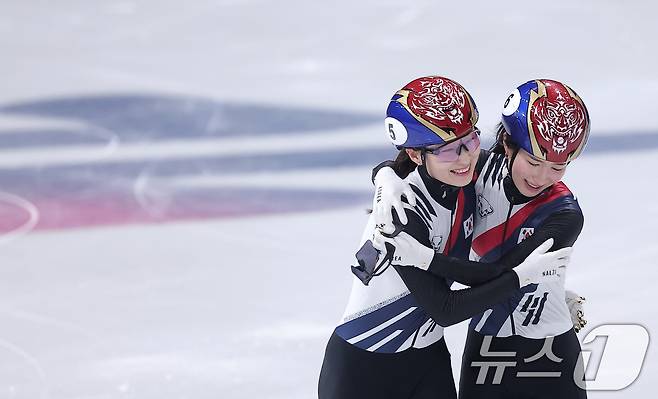 쇼트트랙 여자 1500m에서 은메달을 확보한 최민정(왼쪽)이 20일(현지시간) 이탈리아 밀라노 아이스 스케이팅 아레나에서 열린 2026 밀라노·코르티나담페초 동계올림픽 쇼트트랙 여자 1500m 결승에서 금메달을 확보한 후 김길리를 축하하고 있다. 2026.2.21 ⓒ 뉴스1 김성진 기자