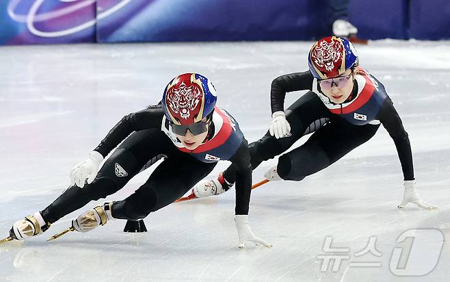 쇼트트랙 김길리와 최민정이 20일(현지시간) 이탈리아 밀라노 아이스 스케이팅 아레나에서 열린 2026 밀라노·코르티나담페초 동계올림픽 쇼트트랙 여자 1500m 결승에서 역주를 펼치고 있다. 2026.2.21 ⓒ 뉴스1 김진환 기자
