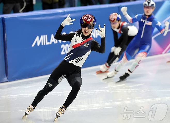 쇼트트랙 김길리가 20일(현지시간) 이탈리아 밀라노 아이스 스케이팅 아레나에서 열린 2026 밀라노·코르티나담페초 동계올림픽 쇼트트랙 여자 1500m 결승에서 금메달을 확보한 후 환호하고 있다. 2026.2.21 ⓒ 뉴스1 김진환 기자