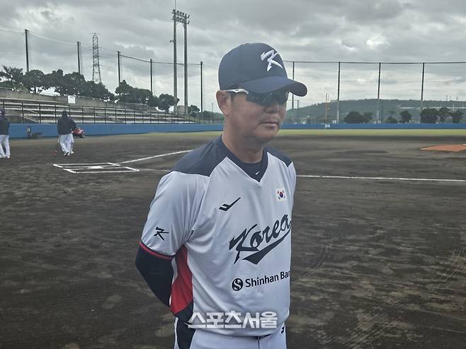 2026 WBC 대표팀 류지현 감독이 18일 일본 오키나와 고친다 구장에서 대표팀 훈련에 앞서 취재진을 만났다. 오키나와 | 김동영 기자 raining99@sportsseoul.com