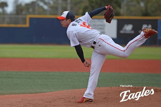 한화 아시아쿼터 왕옌청이 2026 호주 스프링캠프에서 투구하고 있다. 사진 | 한화 이글스