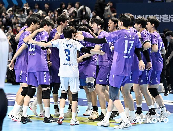 우리카드 선수단이 10일 대한항공전에서 승리한 뒤 기쁨을 나누고 있다. 사진 | 한국배구연맹