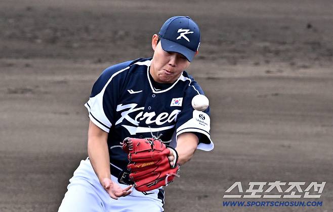 20일 일본 오키나와 온나손 아카마 구장에서 열린 대한민국 야구 대표팀과 삼성 라이온즈의 평가전. 선발 소형준이 삼성 리드오프 김지찬 강습 타구에 맞는 장면. 오키나와(일본)=박재만 기자 pjm@sportschosun.com
