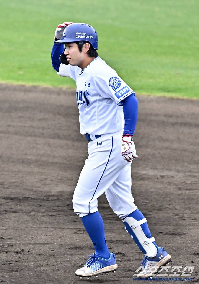 놀란 마음에 마운드를 향해 달려간 김지찬.