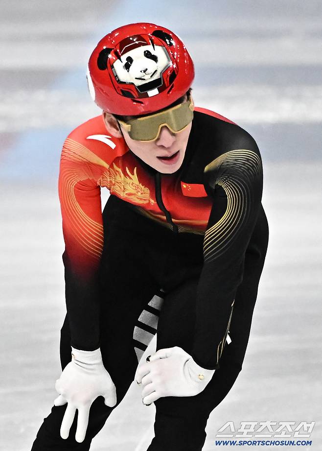 16일 이탈리아 밀라노 스피드스케이팅 아레나에서 밀라노동계올림픽 쇼트트랙 남자 5000m 계주 경기가 열렸다. 3위로 예선 탈락한 중국 린샤오쥔. 밀라노(이탈리아)=송정헌 기자songs@sportschosun.com/2026.02.16/