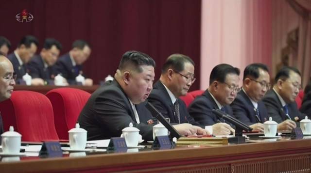 북한이 노동당 제9차 대회 2일 차 회의에서 "각 분야의 5개년 계획들이 성과적으로 완결됐다"며 8차 당대회에서 설정한 분야별 5개년 계획이 완수됐다고 밝혔다. 북한은 이에 대해 "새로운 단계에로 이행할 수 있는 과학적인 발전 토대가 구축됐다"고 했다. 사진은 김정은 북한 국무위원장이 지난 19일 9차 당대회에 참석한 모습. /뉴시스, 조선중앙TV