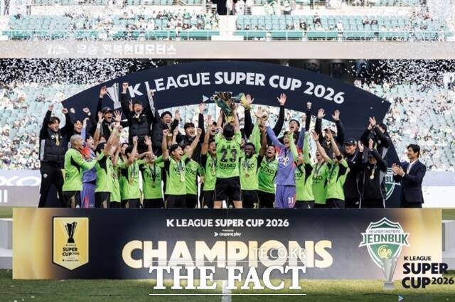 정정용 감독 체제로 재편된 전북 현대는 슈퍼컵에서 우승컵을 들어올리면 여전히 강한 전력을 자랑했다./전주월드컵경기장=K리그