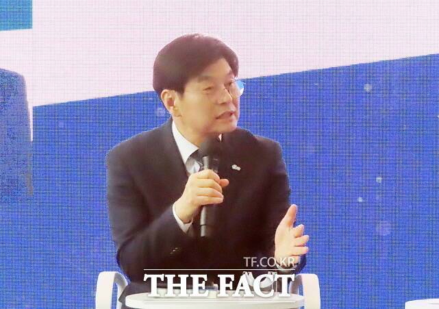 토크쇼에서 답변하고 있는 이춘희 에비후보. /김형중 기자