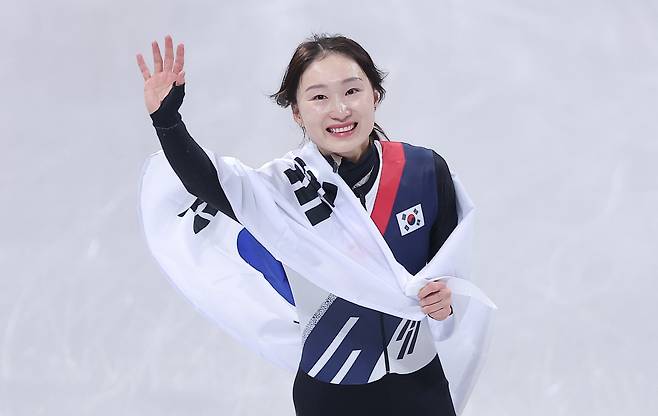 쇼트트랙 최민정이 20일(현지시간) 이탈리아 밀라노 아이스 스케이팅 아레나에서 열린 2026 밀라노·코르티나담페초 동계올림픽 쇼트트랙 여자 1500m 결승에서 은메달을 확보한 후 태극기를 두르고 인사하고 있다. /뉴스1