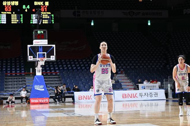 삼성생명 배혜윤이 21일 BNK와의 원정 경기에서 자유투를 준비하고 있다. 배혜윤은 이날 자유투 10개를 던져 모두 성공했다. /WKBL