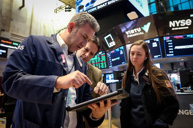 뉴욕증권거래소(NYSE) 트레이딩룸에서 트레이더들이 업무를 보고 있다./로이터 연합