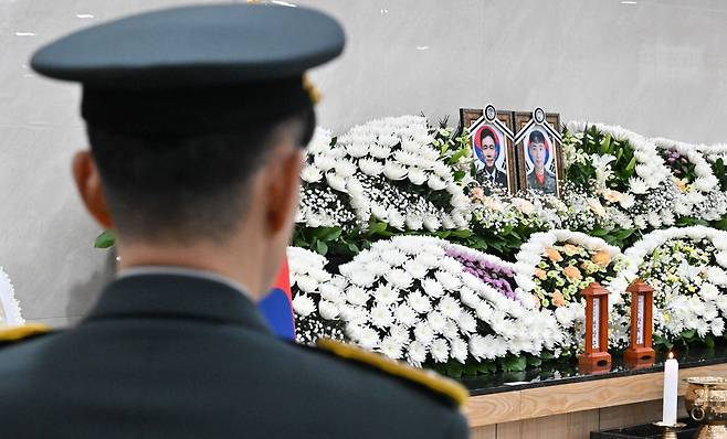 지난 12일 오전 경기 성남시 분당구 국군수도병원 장례식장에서 코브라 헬기 추락으로 순직한 故 장희성·정상근 준위의 영결식이 진행되고 있다./사진공동취재단