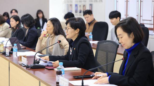원민경(오른쪽 두 번째) 성평등가족부 장관이 6일 서울 종로구 정부서울청사에서 열린 '제3차 AI 성평등 전략 포럼' 회의에서 인사말을 하고 있다. 뉴스1