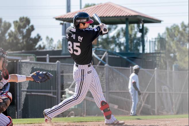 추세현이 20일(한국시간) 미국 애리조나 스프링캠프에서 열린 청백전에서 타격하고 있다. 구단 제공