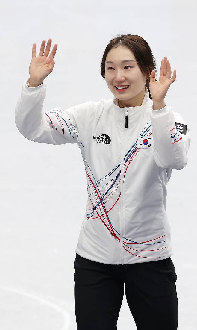 20일(현지시간) 이탈리아 밀라노 아이스스케이팅 아레나에서 열린 2026 밀라노-코르티나담페초 동계올림픽 쇼트트랙 여자 1500m 결승에서 2위해 은메달을 따낸 최민정이 시상대에 올라 인사하고 있다. 2026.2.21 연합뉴스